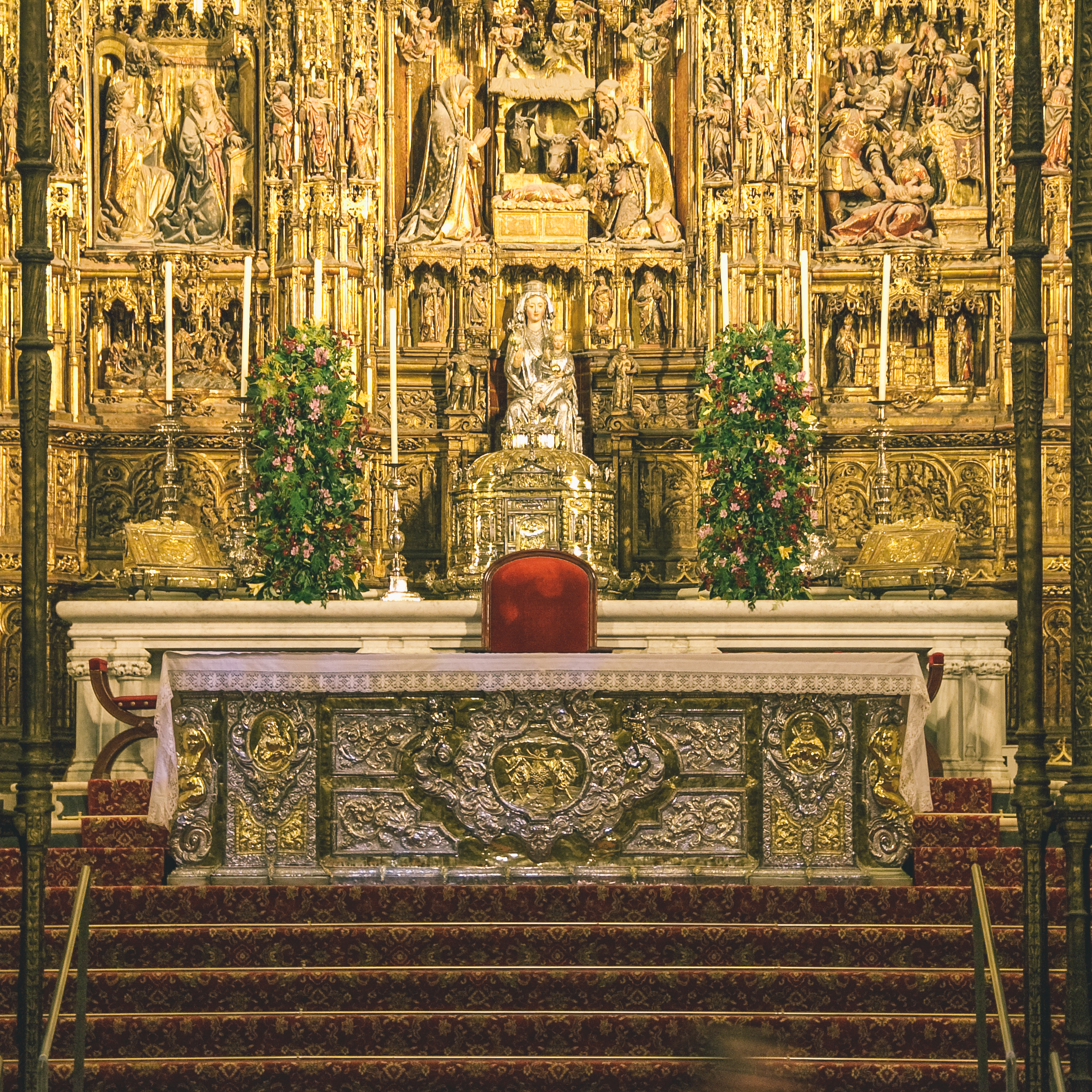 Altar_mayor_catedral_sevilla_2008-3